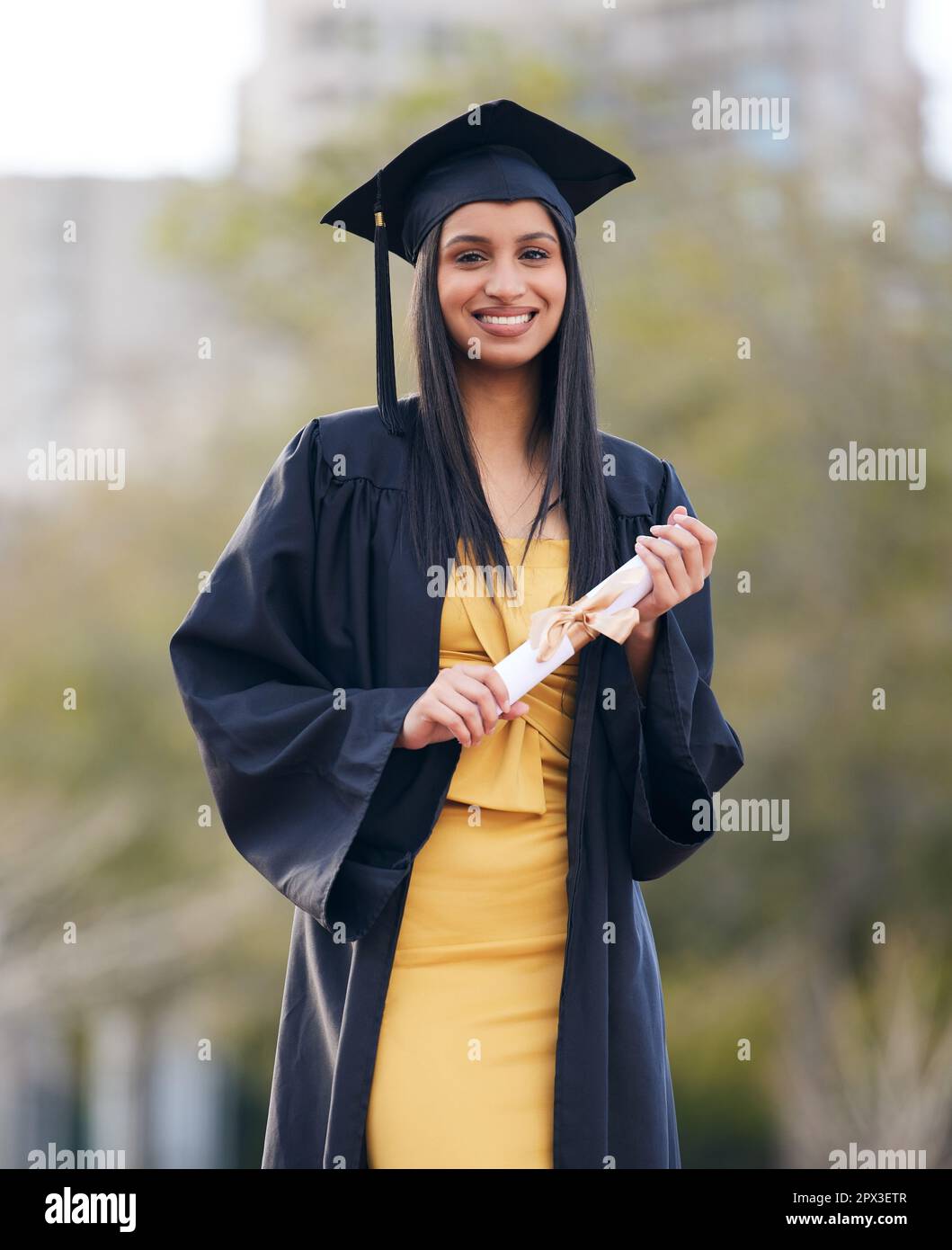 L'ho fatto fino alla fine di un grande capitolo. Ritratto di una giovane donna che tiene il diploma il giorno della laurea Foto Stock