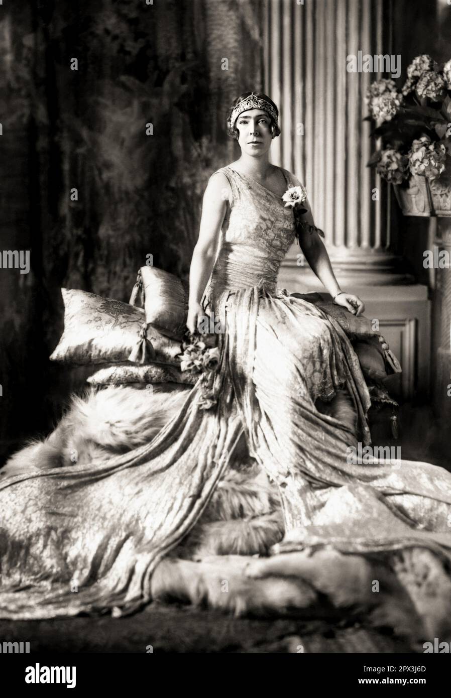 1930 , Roma , ITALIA : la Regina ELISABETTA del Belgio ( Duchesse di Baviera , 1876 - 1965 ), sposò il re LEOPOLDO III di Belgiani SAXE COBURG GOTHA ( 1901 - 1983 ), madre dell'ultima regina d'Italia Maria José di Savoia . Foto di EVA BARRETT ( 1879 - 1950 ). - STORIA - FOTO STORICHE - Casa del BRABANTE - BRABANTE - Maria - SAVOIA - royalty - nobili - nobiltà - BELGIO - ritratto - ritratto - diadema - tiara - bijoux - gioielleria - gioielli - pizzo - pizzo - raso - raso - satin - MODA - moda - ANNI TRENTA - anni '30 --- Archivio GBB Foto Stock