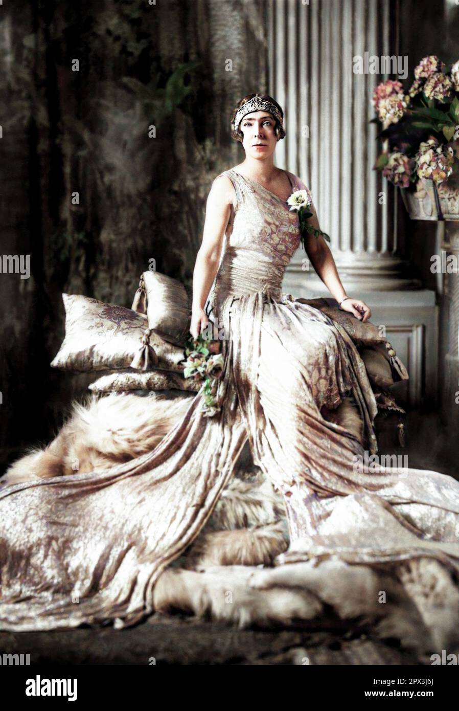 1930 , Roma , ITALIA : la Regina ELISABETTA del Belgio ( Duchesse di Baviera , 1876 - 1965 ), sposò il re LEOPOLDO III di Belgiani SAXE COBURG GOTHA ( 1901 - 1983 ), madre dell'ultima regina d'Italia Maria José di Savoia . Foto di EVA BARRETT ( 1879 - 1950 ). DIGITALMENTE COLORATI .- STORIA - FOTO STORICHE - Casa del BRABANTE - BRABANTE - Maria - SAVOIA - royalty - nobili - nobiltà - BELGIO - ritratto - ritratto - diadema - tiara - bijoux - gioielleria - gioielli - pizzo - pizzo - raso - Satin - MODA - MODA - ANNI TRENTA - '30 --- Archivio GBB Foto Stock