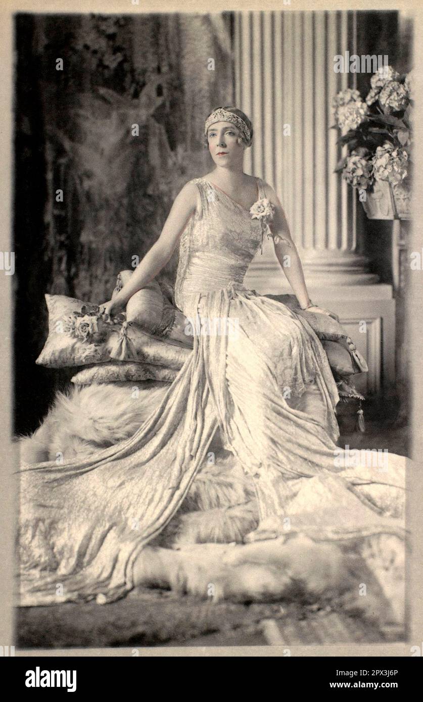 1930 , Roma , ITALIA : la Regina ELISABETTA del Belgio ( Duchesse di Baviera , 1876 - 1965 ), sposò il re LEOPOLDO III di Belgiani SAXE COBURG GOTHA ( 1901 - 1983 ), madre dell'ultima regina d'Italia Maria José di Savoia . Foto di EVA BARRETT ( 1879 - 1950 ). - STORIA - FOTO STORICHE - Casa del BRABANTE - BRABANTE - Maria - SAVOIA - royalty - nobili - nobiltà - BELGIO - ritratto - ritratto - diadema - tiara - bijoux - gioielleria - gioielli - pizzo - pizzo - raso - raso - satin - Abito in argento - argento - abito argentato - MODA - moda - ANNI TRENTA - '30 - fiori Foto Stock