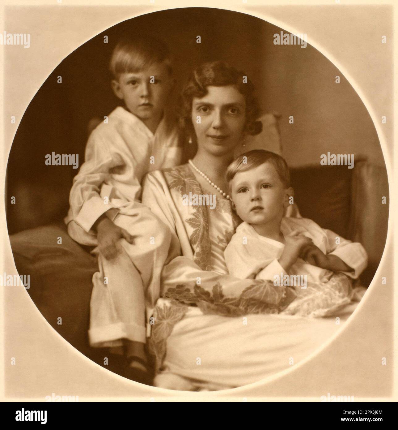 1932 c., Roma , ITALIA : la principessa ITALIANA MAFALDA di SAVOIA ( 1902 - 1944 ), sposata con il principe tedesco Filippo d'Assia Kassel ( Philipp d'ASSIA ), in questa foto con figli : MORITZ ( Maurizio , 1926 - 2013 ) e HENRICH ( Enrico , 1927 - 1999 ). Mafalda era figlia del Re d'Italia VITTORIO EMANUELE III e della Regina ELENA ( Helene del Montenegro ). Foto di EVA BARRETT ( 1879 - 1950 ). - SAVOY - principessa - ITALIA - personalità celebrità da BAMBINI - da piccolo da piccoli piccola - bambino - BAMBINO - INFANZIA - INFANZIA - PERSONALITÀ CELEBRITÀ - personalità celebrità quando era chi Foto Stock