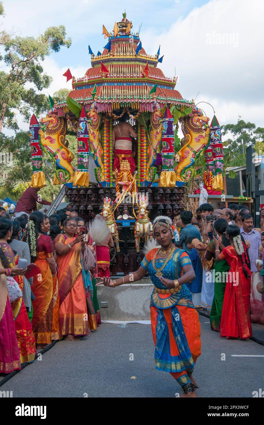 Un ballerino suona per la divinità al Mahotsavam Chariot Festival 2023 della comunità indù Tamil, Melbourne, Australia Foto Stock