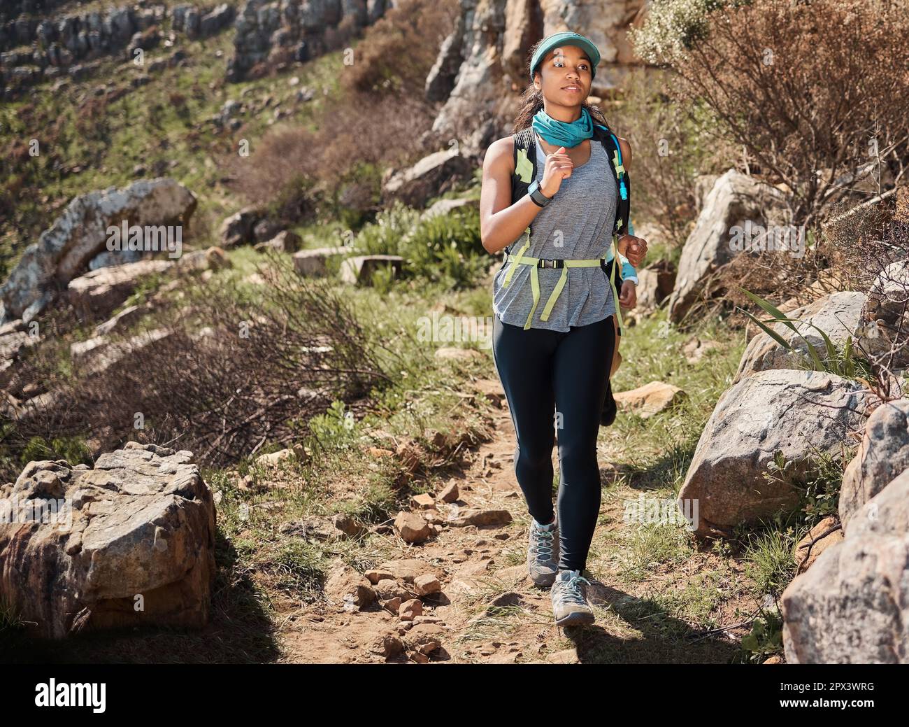 Dimostrerò a me stesso che posso farlo. una giovane donna che corre lungo un sentiero sulla montagna Foto Stock