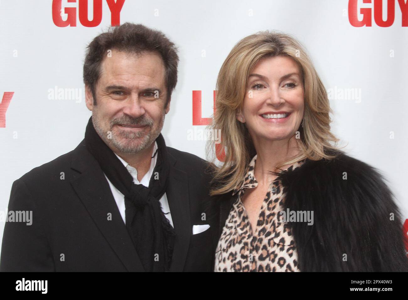 Dennis Miller e la moglie Carolyn Ali Espley arriveranno all'esibizione serale di apertura di 'Lucky Guy' al Broadhurst Theatre di New York il 1 aprile 2013. Photo Credit: Henry McGee/MediaPunch Foto Stock