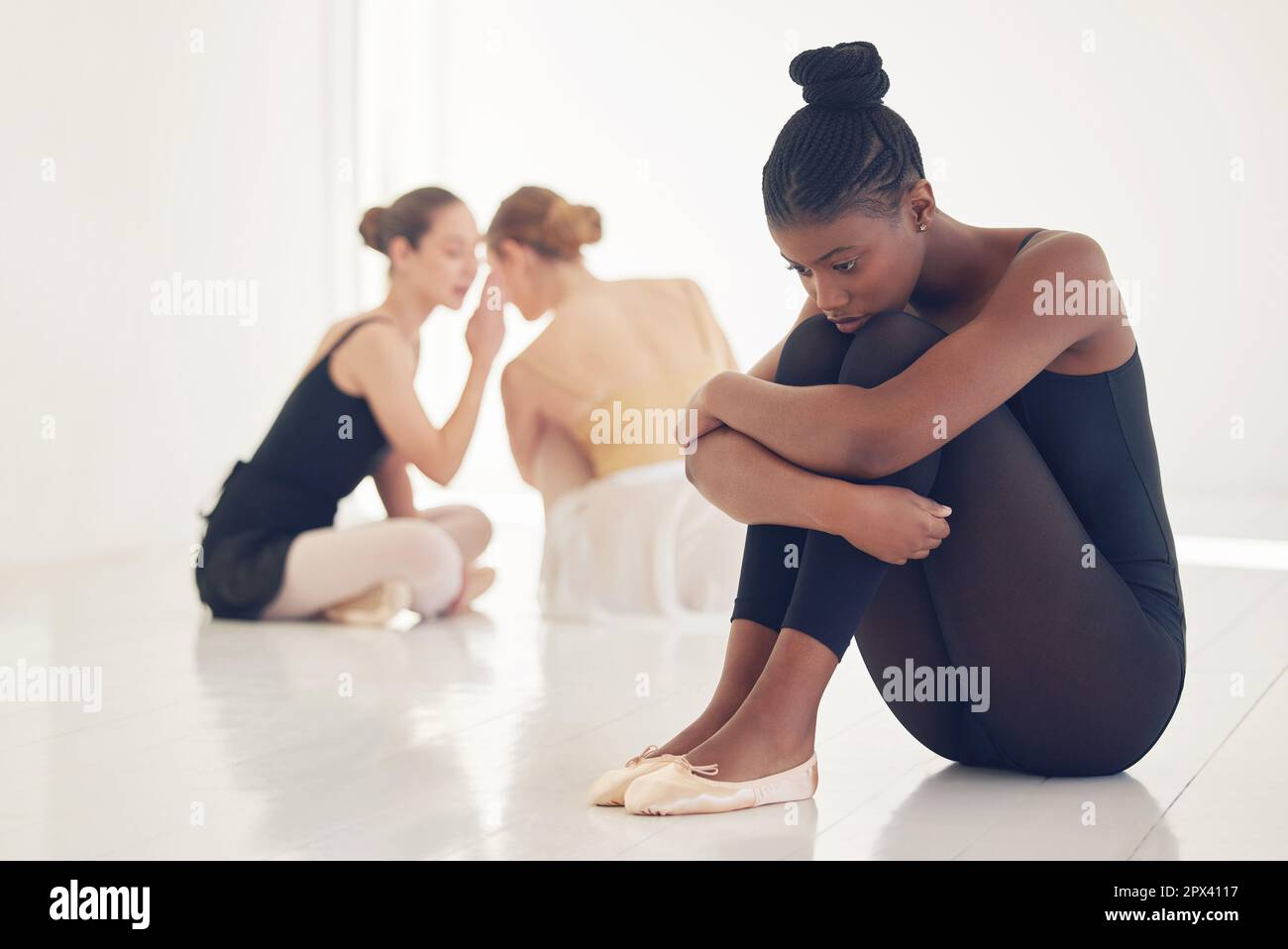 Il coraggio è fuoco e il bullismo è fumo. un ballerino seduto lontano dalla folla che guarda nervoso e stressato Foto Stock