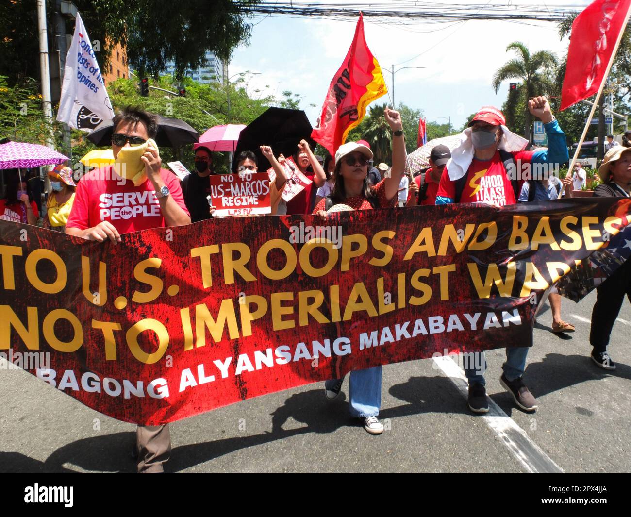 Manila, Filippine. 01st maggio, 2023. I manifestanti hanno visto marciare lungo Roxas Boulevard durante la manifestazione. I gruppi progressisti hanno protestato di fronte all’Ambasciata degli Stati Uniti per condannare le continue violazioni dei diritti umani causate dall’EDCA (Enhanced Defense Cooperation Agreement), dal VFA (Visiting Forces Agreement), dall’MDT (Mutual Defense Treaty) e da altri accordi disuguali tra Stati Uniti e Filippine. (Foto di Josefiel Rivera/SOPA Images/Sipa USA) Credit: Sipa USA/Alamy Live News Foto Stock