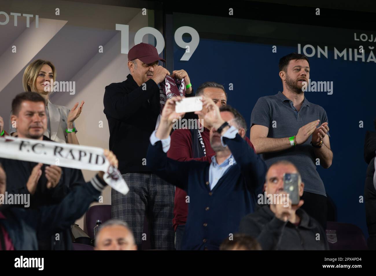 Bucarest, Romania. 1st maggio 2023: Diana Sucu (L), il suo susband, Dan Sucu (L) e Victor Angelescu (R), i proprietari della squadra Rapid, incoraggiano la loro squadra dagli stand durante l'inizio della partita di calcio contro cfr Cluj nel 6th ° turno, 'Superliga' play-off, La prima lega del campionato rumeno 2022-2023, allo Stadio Giulesti, a Bucarest. Credit: Lucian Alecu/Alamy Live News Foto Stock