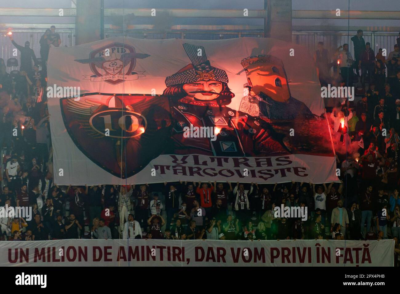 Bucarest, Romania. 1st maggio 2023: Un grande banner illuminato da torce brucianti raffiguranti Vlad Tepes è esposto dai tifosi della squadra di calcio Rapid durante la partita di calcio tra Rapid Bucharest e cfr Cluj nel 6th° turno, 'Superliga' play-off, la prima lega del campionato rumeno 2022-2023, allo Stadio Giulesti, a Bucarest. Credit: Lucian Alecu/Alamy Live News Foto Stock