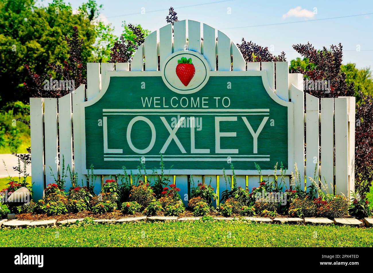 Il cartello Welcome to Loxley presenta una fragola, il 30 aprile 2023, a Loxley, Alabama. Loxley è stata fondata nel 1850 e incorporata nel 1957. Foto Stock
