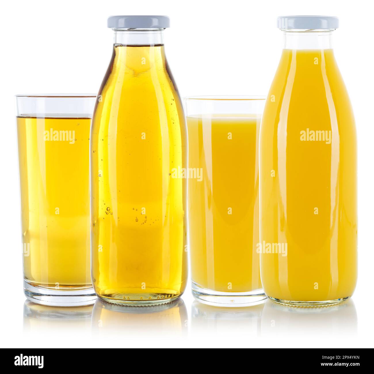 Bottiglia di vetro fresco di mela e succo d'arancia isolata su sfondo bianco Foto Stock