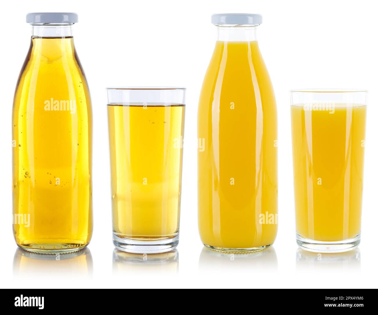 Mela e succo d'arancia in una bottiglia e vetro isolato su sfondo bianco Foto Stock