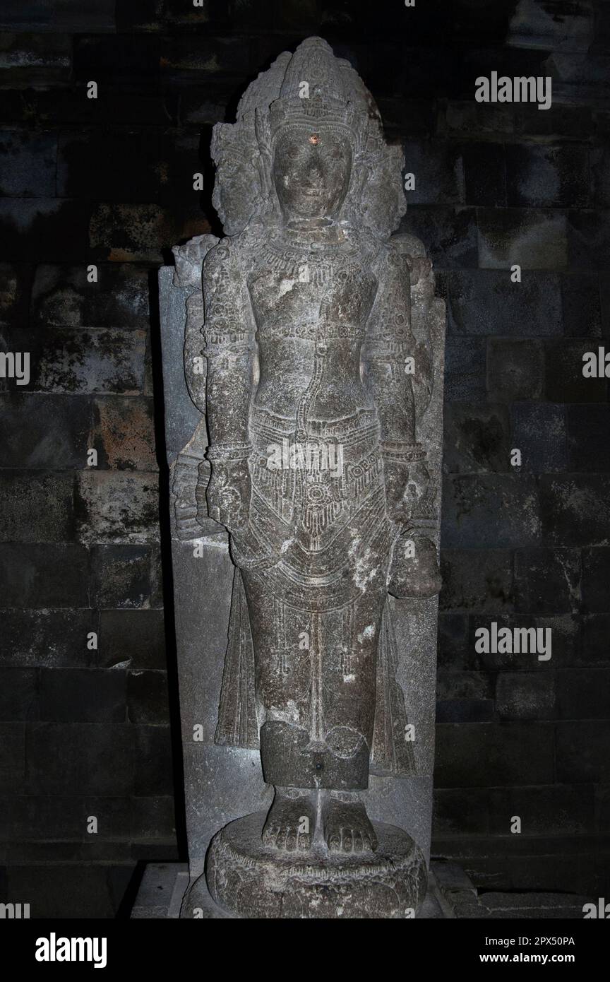 Statua raffigurante la leggenda della principessa Rara Jonggrang, la sottile Vergine di Prambanan, trasformata in una statua della dea Durga Mahisasuramardini, Prambana Foto Stock