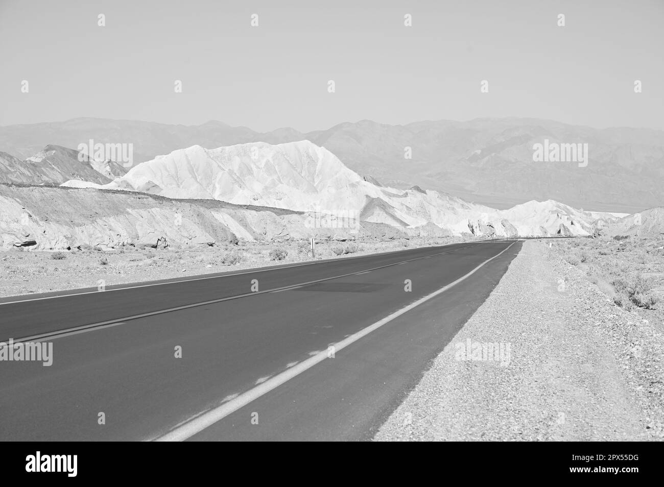 Un'autostrada sulla strada per la Valle della morte in America. Foto Stock