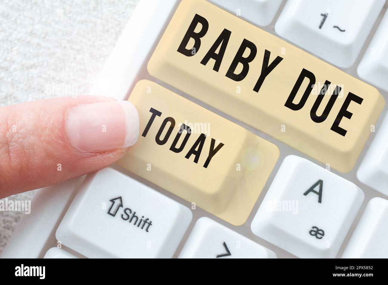 Scrittura a mano Baby due, concetto che significa circa per nascere sotto  impegno come tempo previsto per essere pronto Foto stock - Alamy