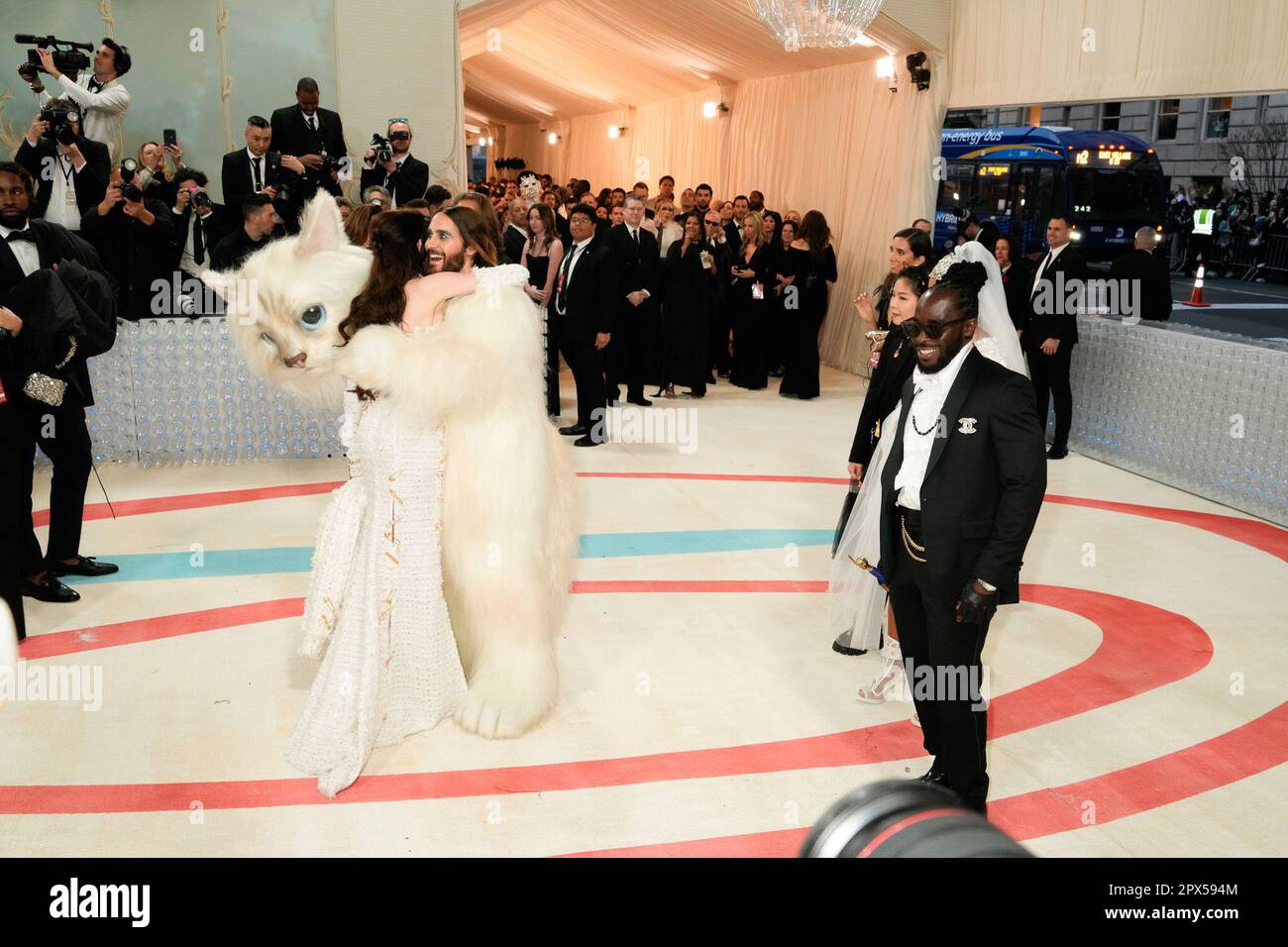 New York, Stati Uniti. 01 maggio 2023. Anne Hathaway, Jared Leto sul tappeto rosso durante il 2023° Met Gala in onore di Karl Lagerfeld, Una linea di bellezza, tenutasi presso il Metropolitan Museum of Art di New York, USA, lunedì 1 maggio 2023. Credito: Jennifer Graylock Foto Stock