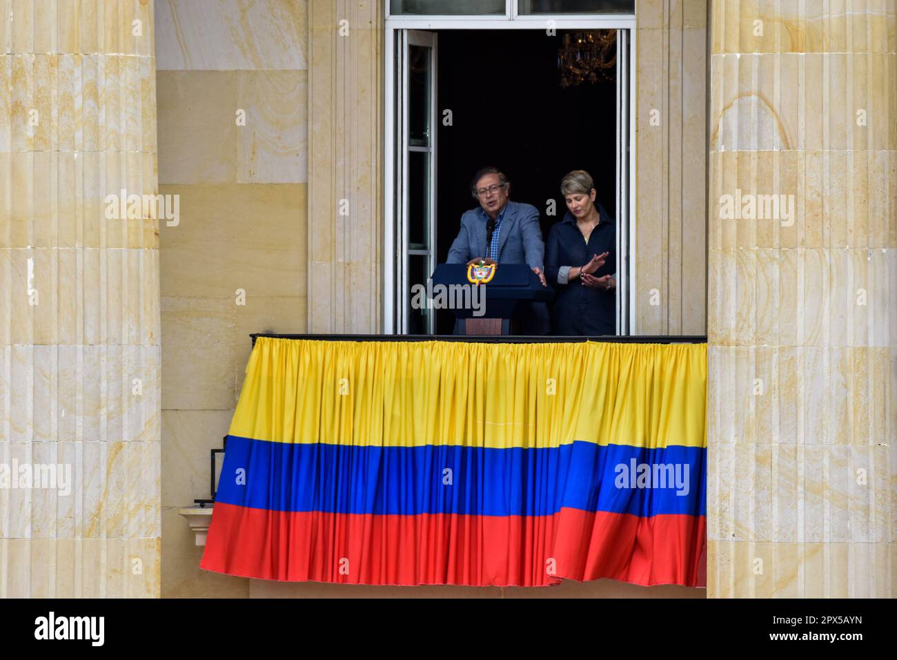 Bogota, Colombia. 01st maggio, 2023. il presidente colombiano Gustavo Petro ha accompagnato sua moglie e la prima signora colombiana Veronica Alcocer durante il suo discorso sulla Giornata internazionale del lavoro al palazzo presidenziale Narino di Bogotà, Colombia, il 1 maggio 2023. Photo by: Cristian Bayona/Long Visual Press Credit: Long Visual Press/Alamy Live News Foto Stock