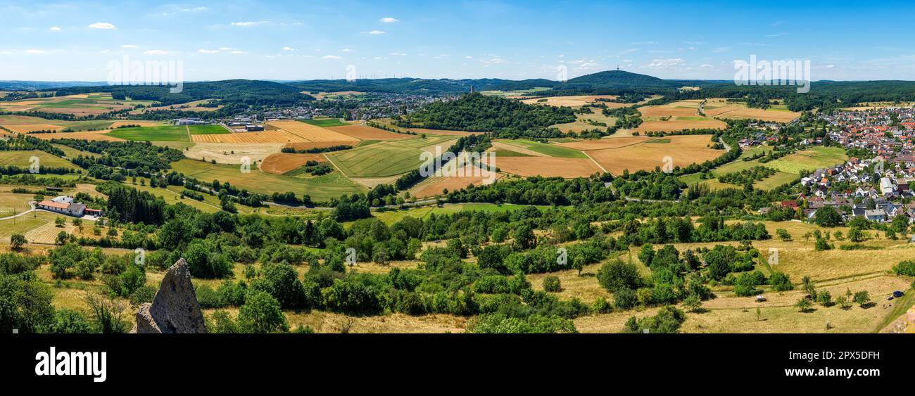 Panoramica del comune hessiano centrale di Krofdorf-Gleiberg in una vista panoramica in estate tempo soleggiato con orizzonte, cielo senza nuvole, le rovine o Foto Stock