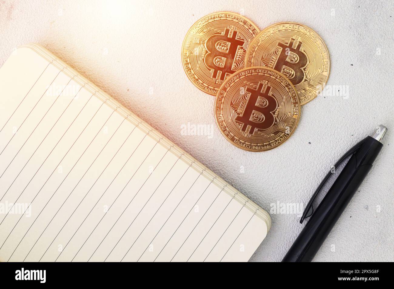 Vista dall'alto di una pila di bitcoin con taccuino vuoto e punto di palla. Concetto di criptovaluta Foto Stock