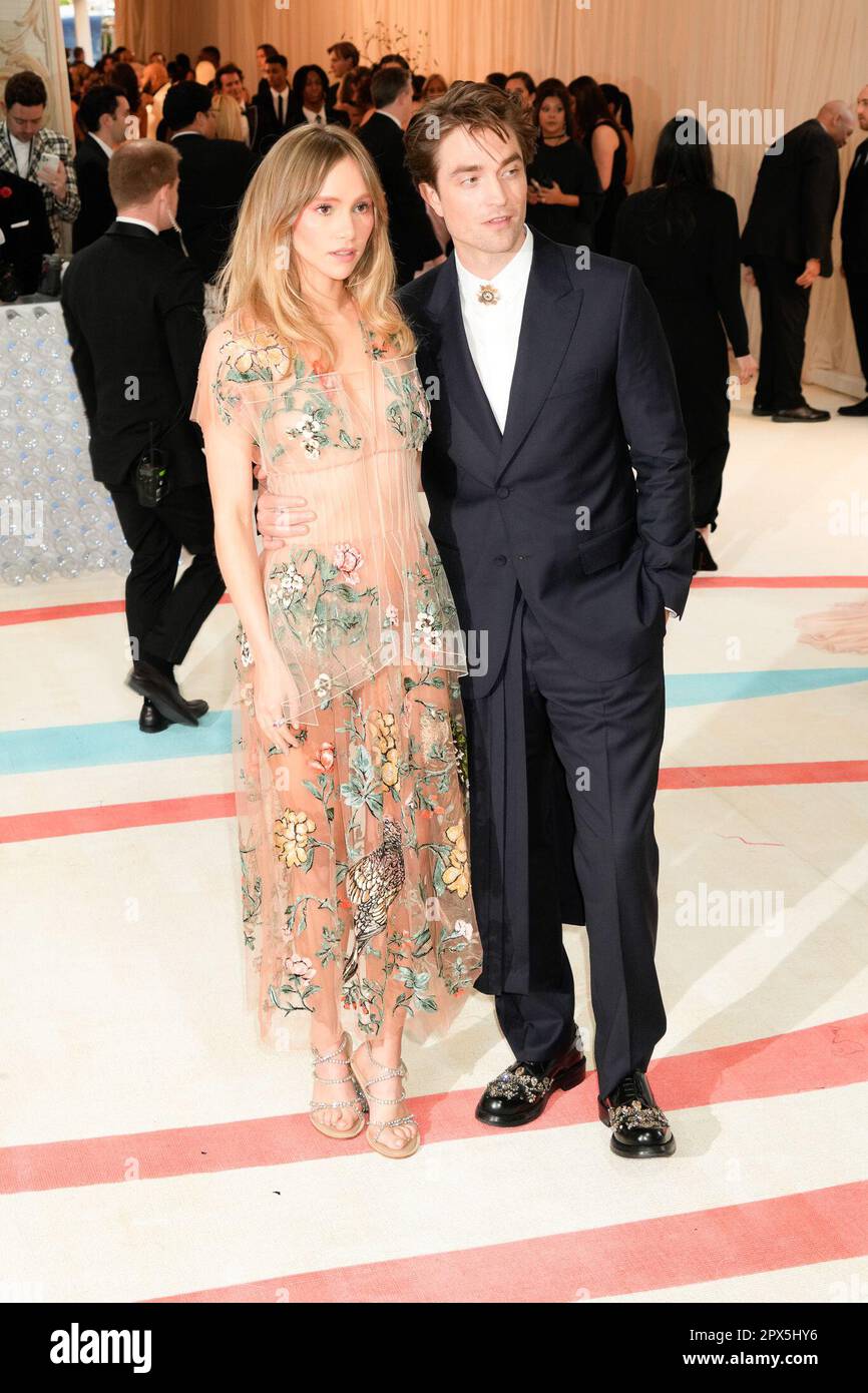 New York, Stati Uniti. 01st maggio, 2023. Suki Waterhouse, Robert Pattinson  sul tappeto rosso durante il 2023° Met Gala in onore di Karl Lagerfeld, Una  linea di bellezza, tenutasi presso il Metropolitan