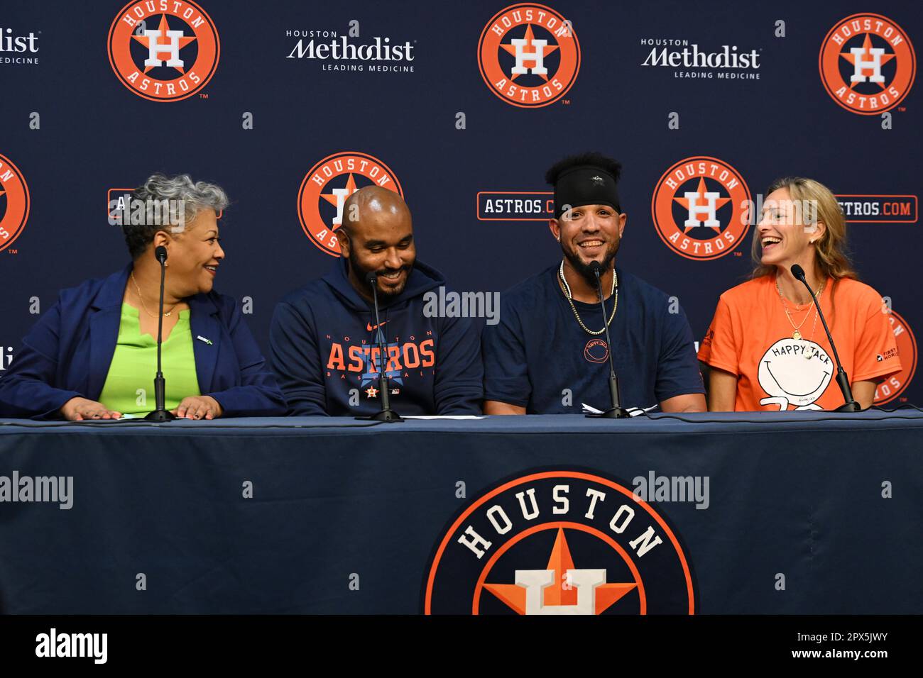 Il primo bassista di Houston, Jose Abreu (79), collabora con la Astros Foundation, la National Alliance on Mental Disease (NAMI) e Happy Jack per crescere Foto Stock