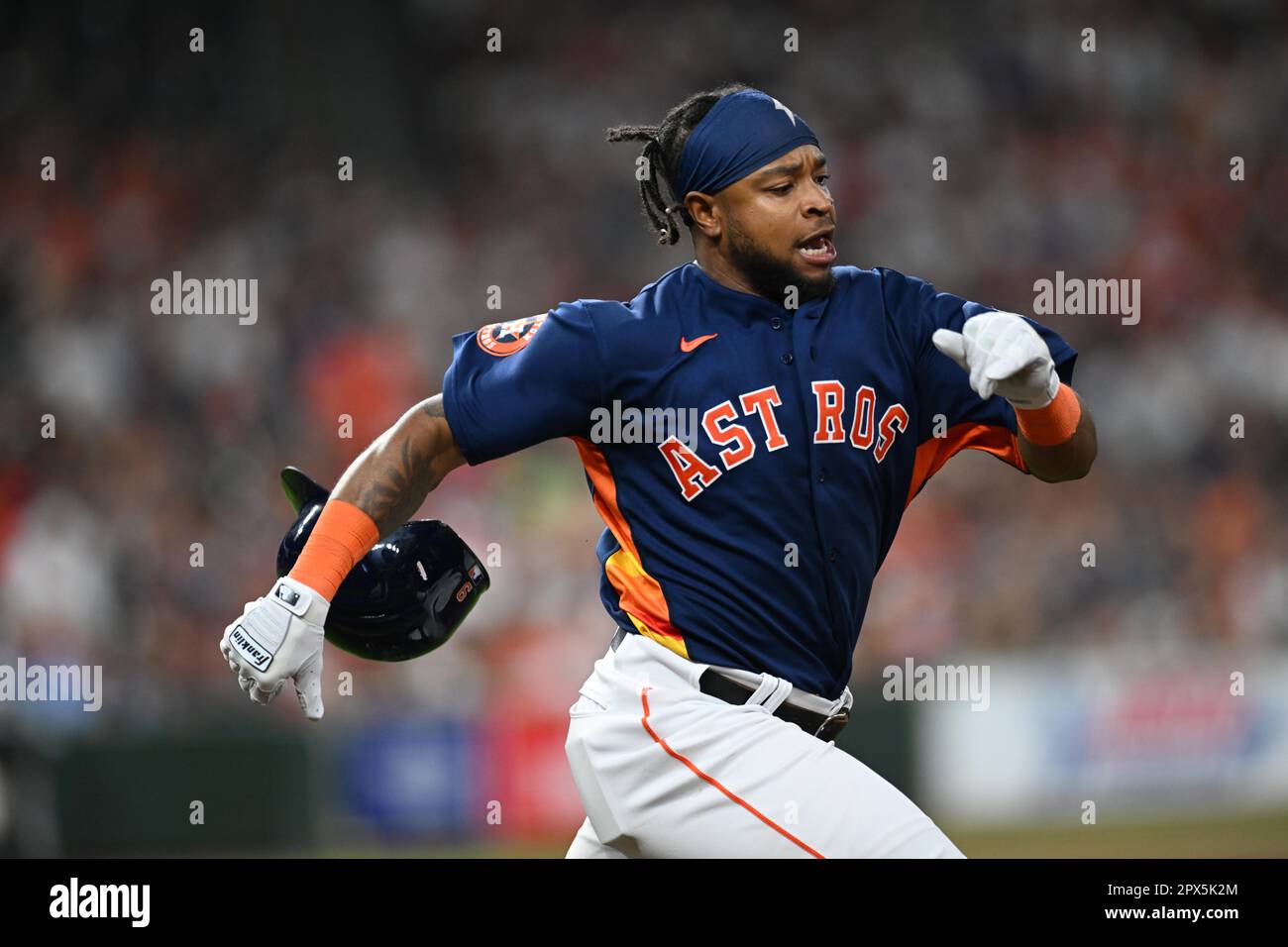 Il fielder destro di Houston Astros Corey Julks (9) ha il suo casco volare via mentre batte fuori un singolo in campo nella parte inferiore del quinto inning durante la MLB Foto Stock