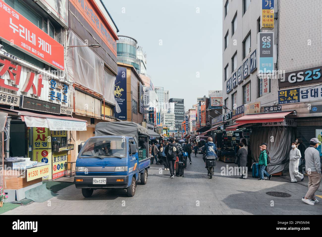 Mattina attività affollate nel mercato di Namdaemun. Seul, Corea del Sud. Foto Stock