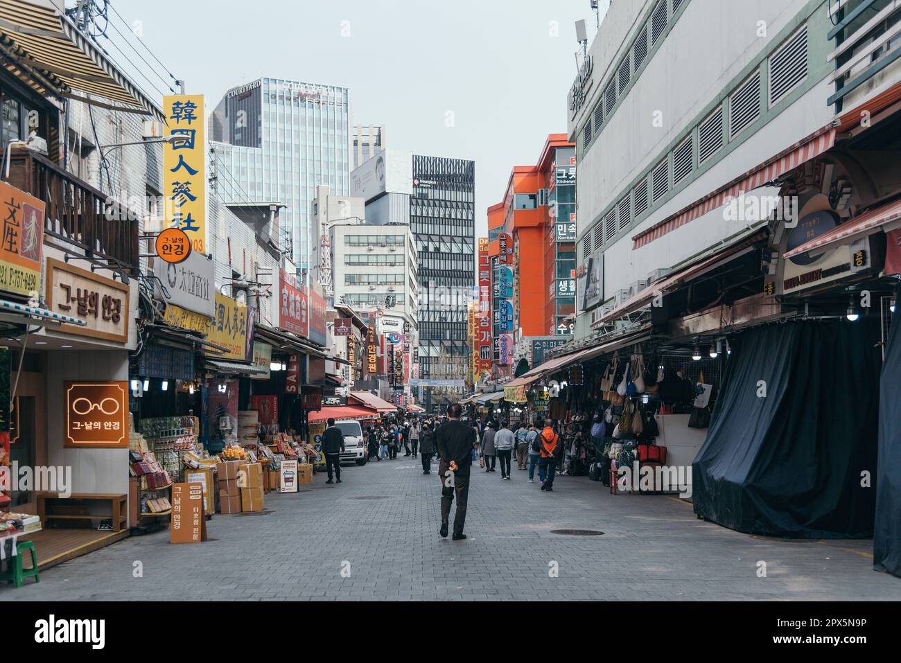 Mattina attività affollate nel mercato di Namdaemun. Seul, Corea del Sud. Foto Stock