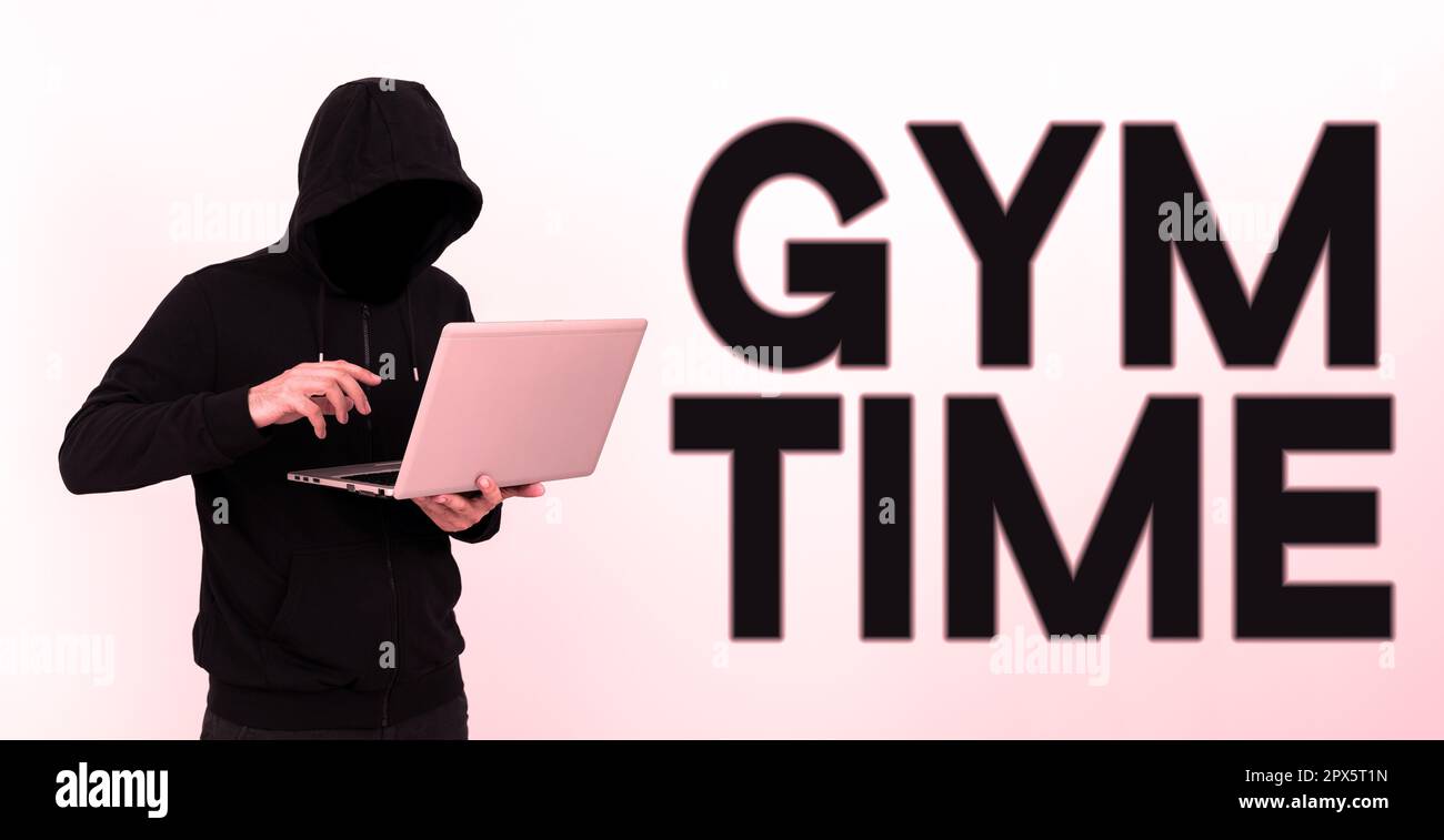Mano che scrive segno Gym tempo, parola scritta su una motivazione per iniziare a lavorare fuori fare le esercitazioni idoneità Foto Stock
