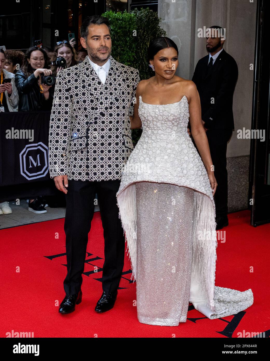 New York, Stati Uniti. 01st maggio, 2023. Jonathan Simkhai e Mindy Kaling partiranno dal Mark Hotel per il Met Gala del 2023 a New York, New York, il 1 maggio 2023. (Foto di Gabriele Holtermann/Sipa USA) Credit: Sipa USA/Alamy Live News Foto Stock