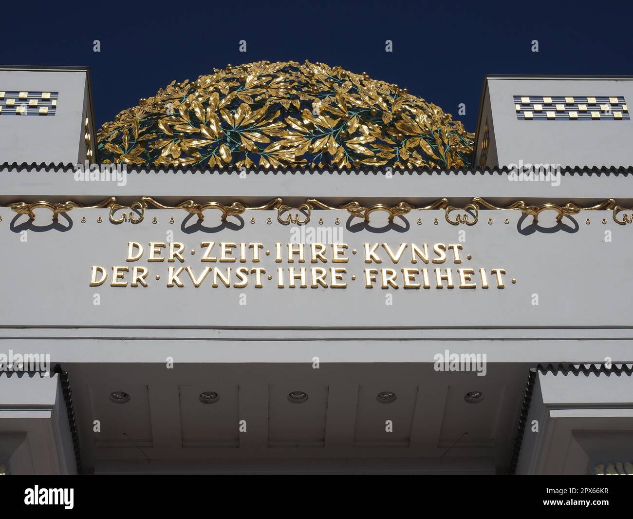 VIENNA, AUSTRIA - CIRCA 2022: Secessione Wiener di Olbrich circa 1897, Der Zeit ihre Kunst Der Kunst ihre Freiheit Ver Sacrum traduzione ad ogni età Foto Stock