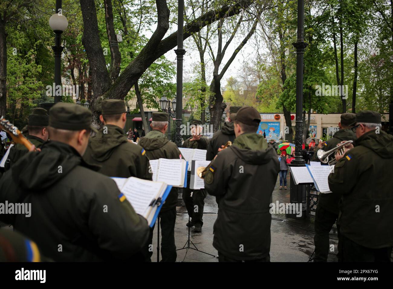 L'Ensemble Accademico di canzoni e danze della Guardia Nazionale dell'Ucraina si vede esibirsi di fronte al pubblico del Giardino cittadino. Lo scopo della manifestazione è quello di sostenere il morale della popolazione durante la guerra con la Federazione Russa. La guardia nazionale dell'Ucraina (NGU) è la gendarmeria nazionale Ucraina e la forza militare interna. Fa parte del Ministero degli interni, responsabile della pubblica sicurezza. A partire da giovedì 24 febbraio 2022, il giorno in cui le forze armate russe invasero l'Ucraina la NGU è stata attiva in molte delle battaglie terrestri combattute dalle forze ucraine duri Foto Stock