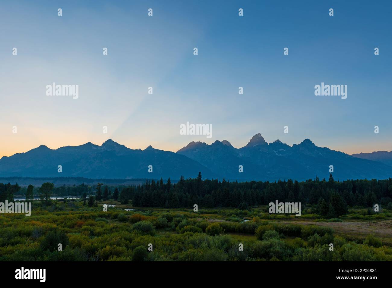 Le vette del Grand Teton con fascio di sole al tramonto, il parco nazionale del Grand Teton, Wyoming, USA. Foto Stock