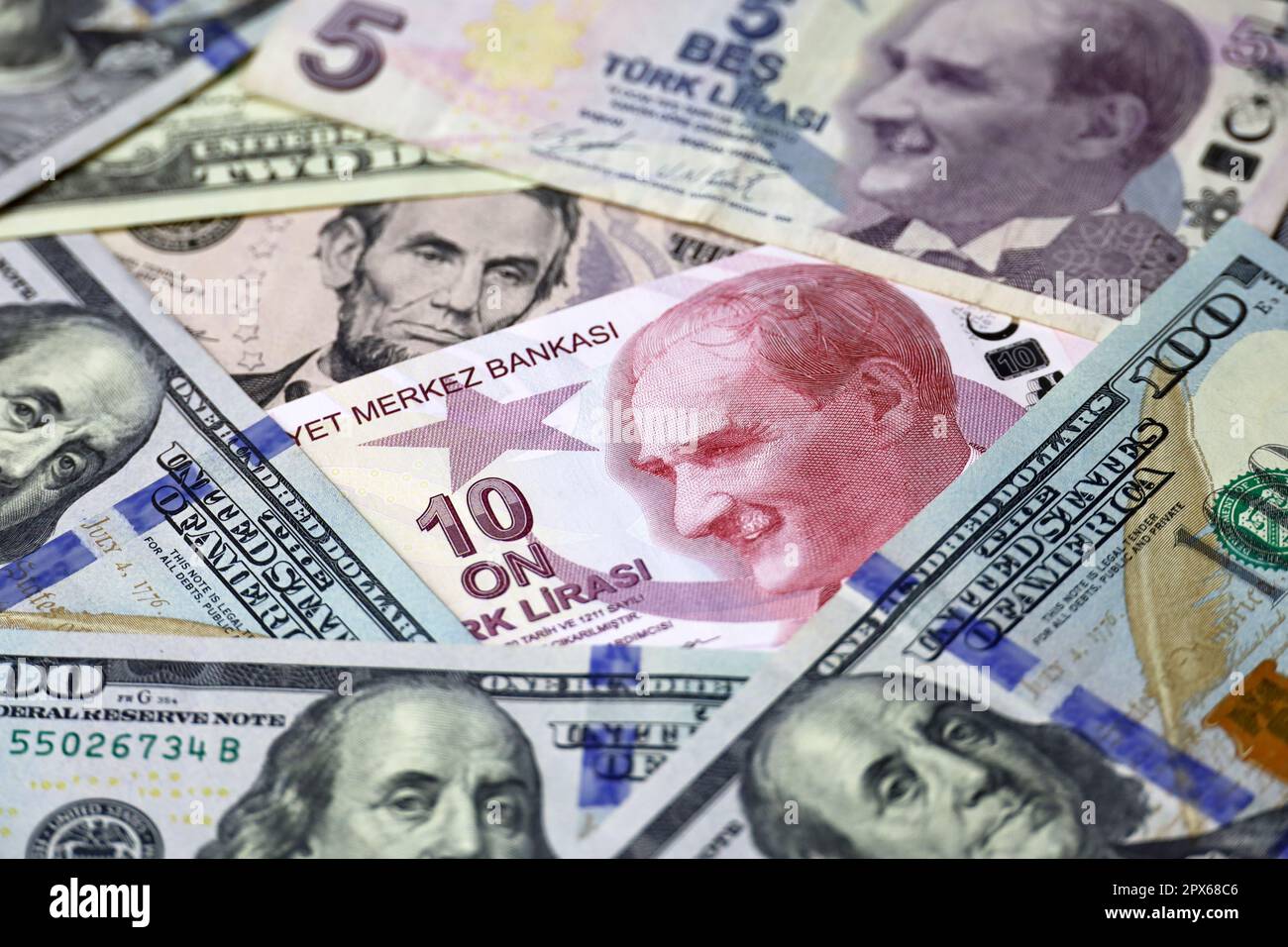 Lira turca e dollari americani in banconote. Concetto di tasso di cambio, commercio e turismo Foto Stock