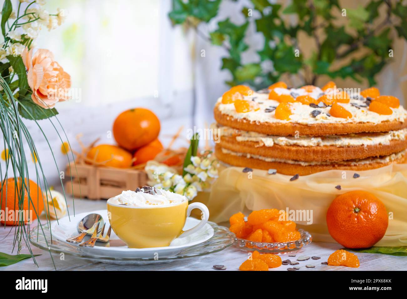 Torta Mandarin con caffè, vita morta, fotografia alimentare Foto Stock