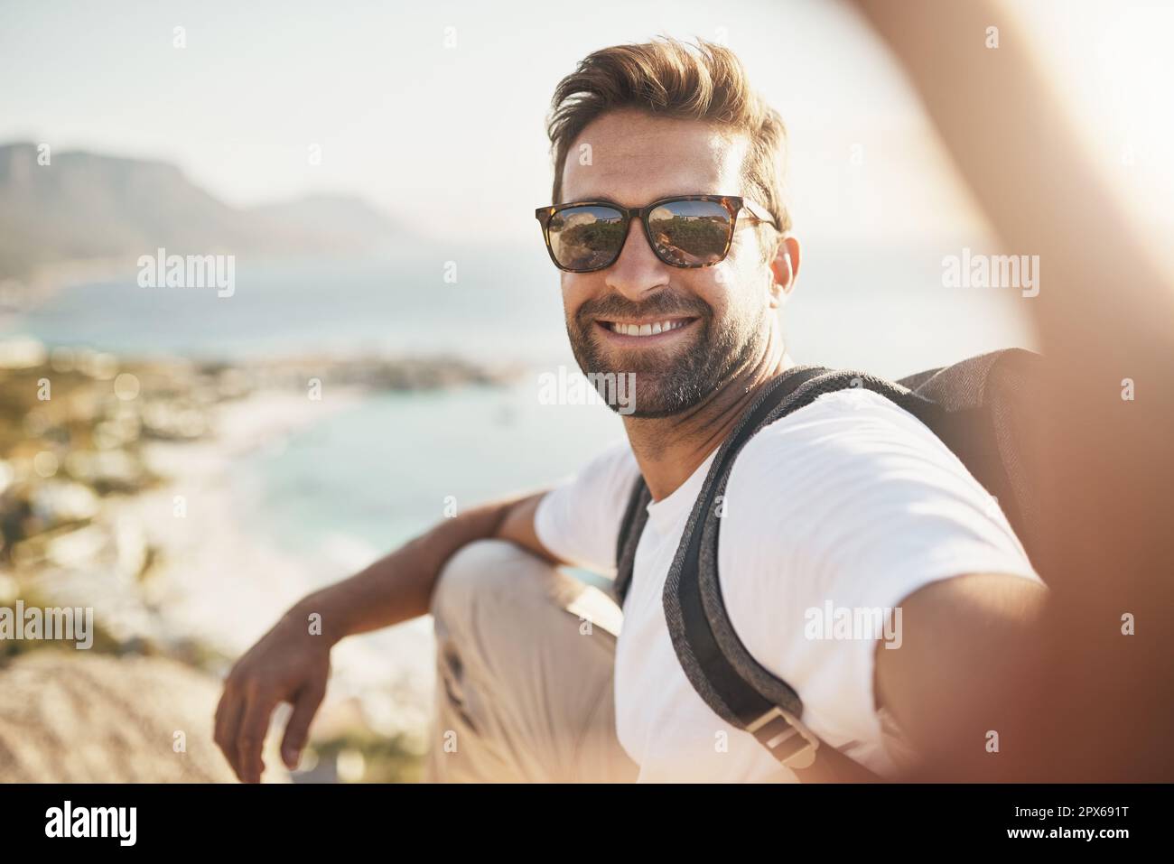 Uomo Che Si Fa Selfie Con Occhiali Da Sci E Mascherine Fotografia Stock -  Immagine di montagne, mascherina: 228330816