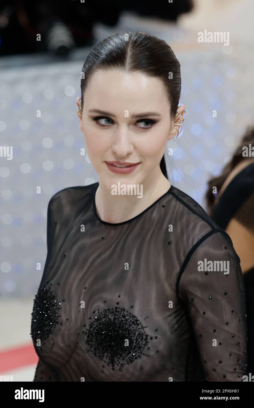 New York, Stati Uniti. 01st maggio, 2023. Rachel Brosnahan arriva sul tappeto rosso per il Met Gala al Metropolitan Museum of Art per celebrare l'apertura di Karl Lagerfeld: A Line of Beauty a New York City lunedì 1 maggio 2023. Foto di John Angelillo/UPI Credit: UPI/Alamy Live News Foto Stock