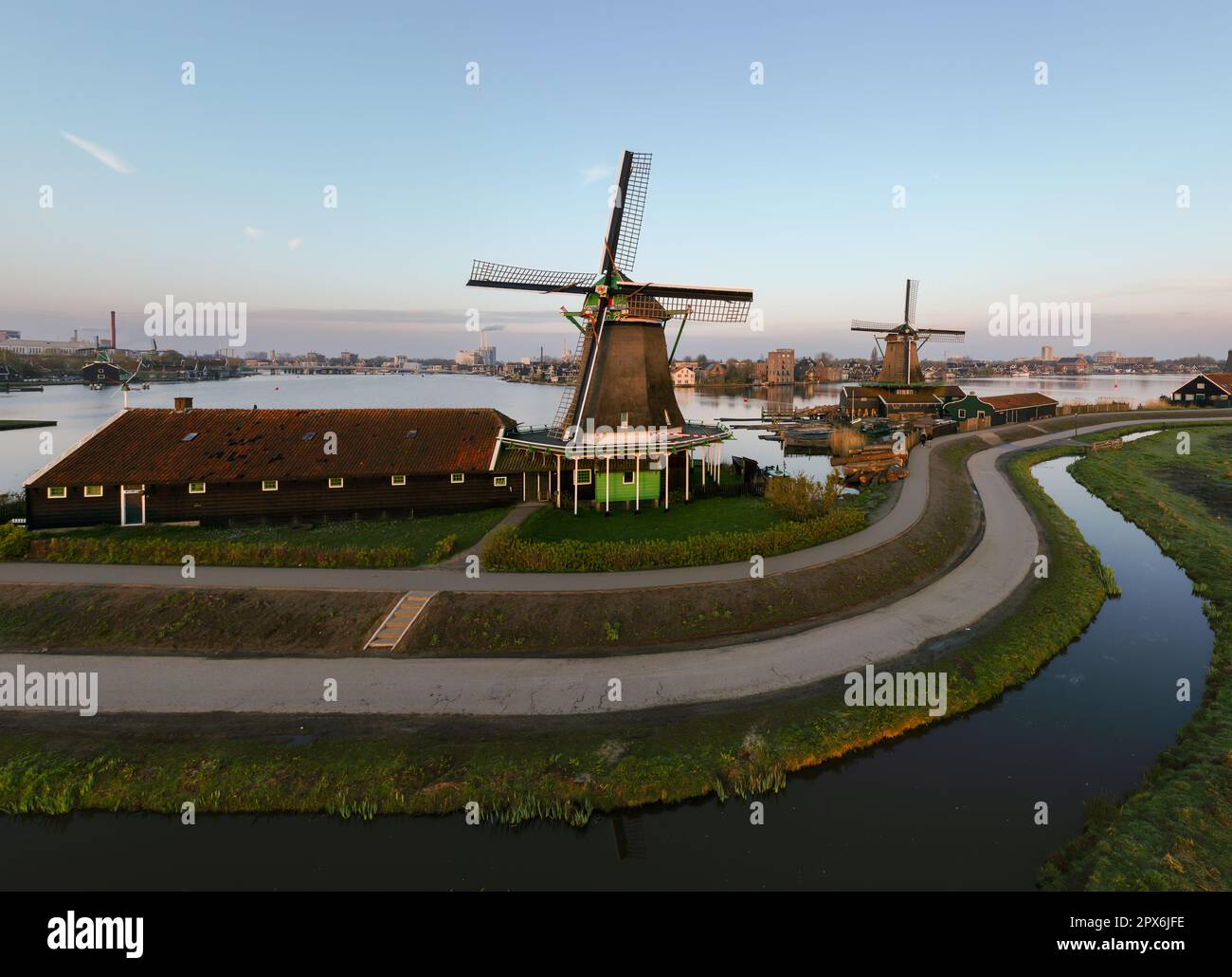 Paesaggio rurale con mulino a vento in Zaanse Schans. Olanda, Paesi Bassi. Autentico mulino Zaandam. Bellissimo paesaggio olandese. Foto Stock