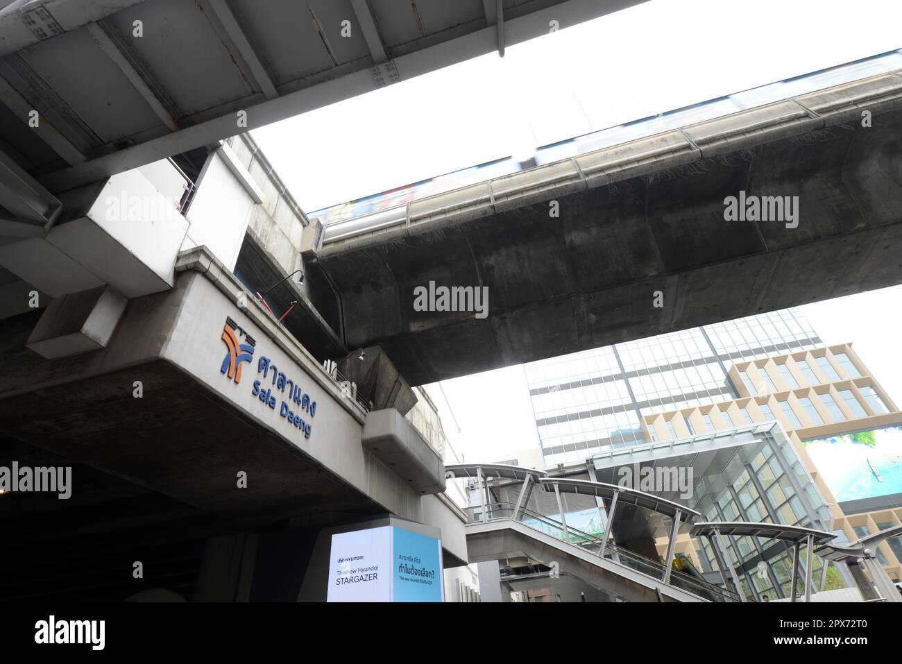 Sala Daeng BTS Stazione Skytrain sopra Silom Road a Bangkok, Thailandia. Foto Stock