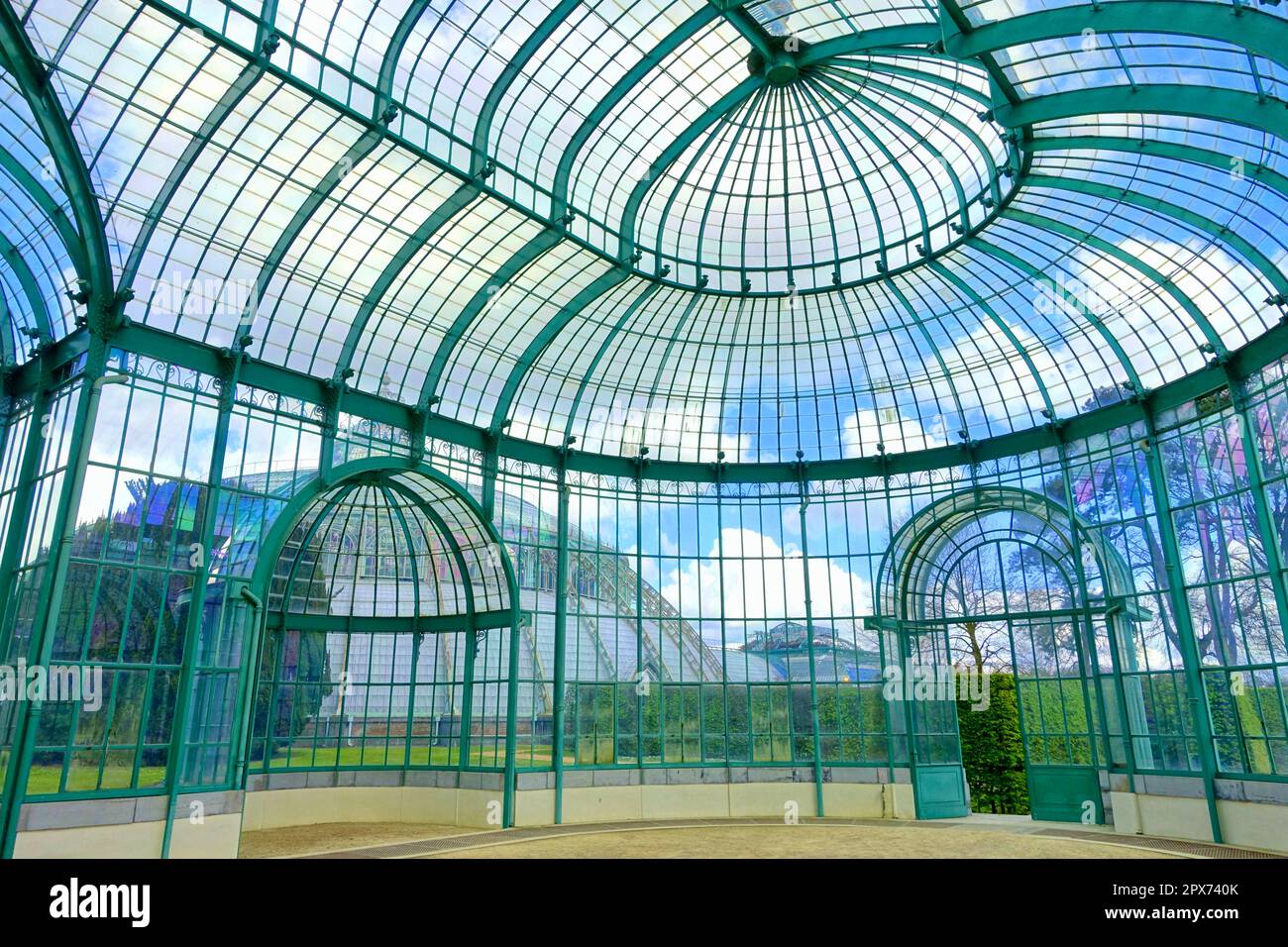 Vista interna dell'architettura delle Royal Greenhouses di Laeken - Castello reale di Laeken - Bruxelles, Belgio Foto Stock