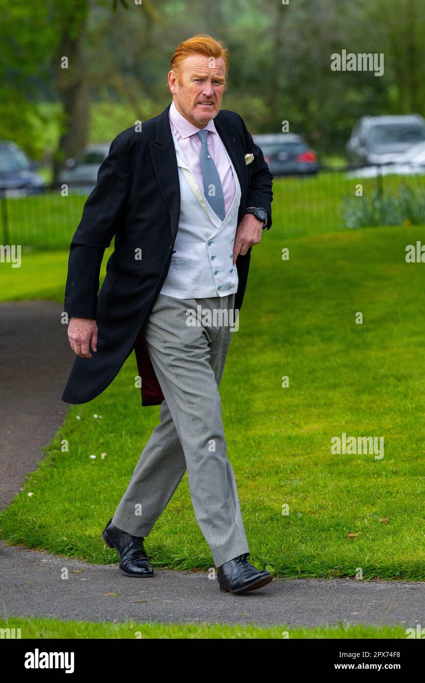 Mark Dyer, il “padre surrogato” del principe Harry, partecipa al matrimonio di nipote dopo la battaglia contro il cancro. Sua nipote Alicia Lowes sposa Alex Simpson. Foto Stock