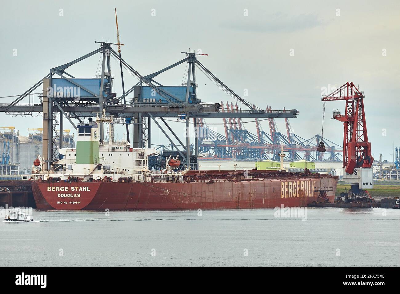 Rotterdam, Paesi Bassi - circa 2015: La sig.ra Berge Stahl viene scaricata nel porto di Rotterdam. Una volta che il più grande vettore di minerale di ferro, circa per essere decomm Foto Stock