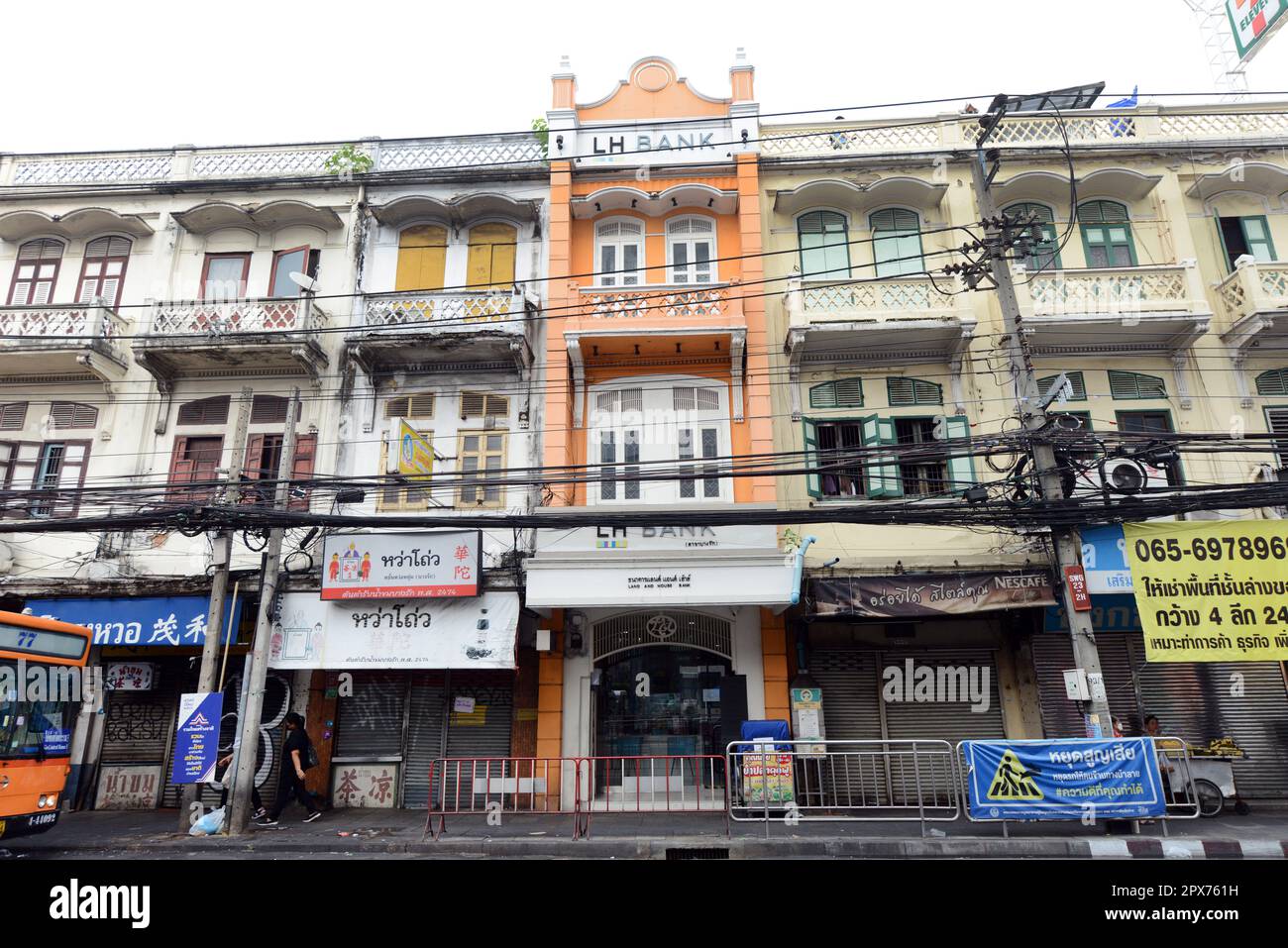 Vecchi edifici su Charoen Krung Road a Bangkok, Thailandia. Foto Stock