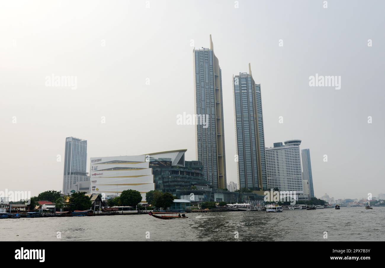 L'hotel Millennium Hilton e il complesso condominiale Magnolias Waterfront sul fiume Chao Phraya a Bangkok, Thailandia. Foto Stock