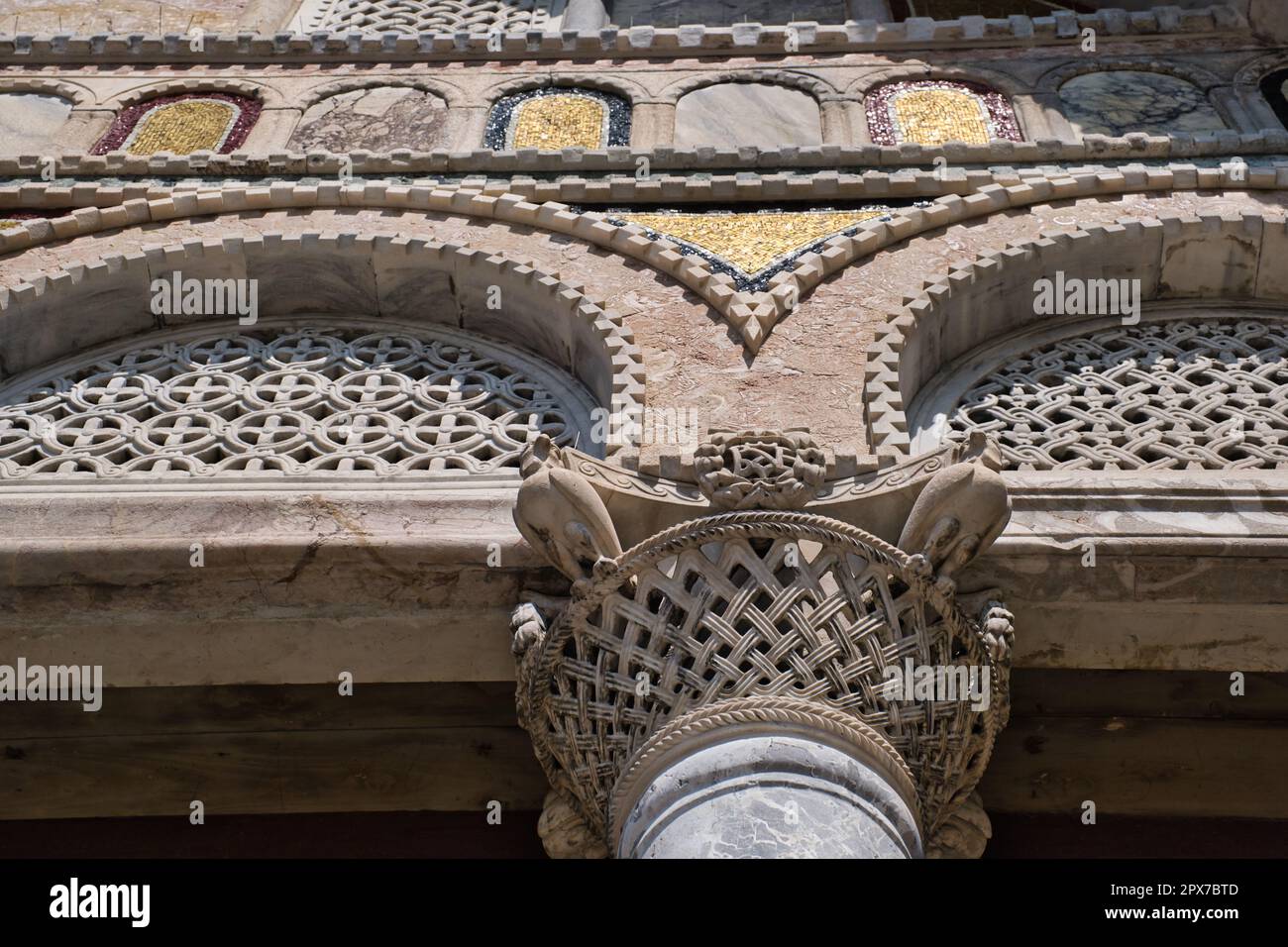 Primo piano di un particolare di decorazioni geometriche della facciata della basilica di san Marco a Venezia Foto Stock