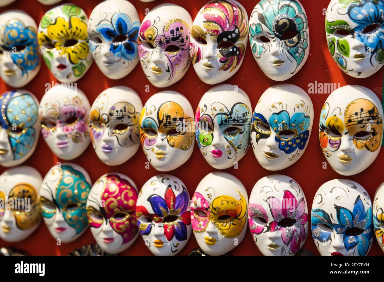 Primo piano di piccole maschere di carnevale in un negozio di souvenir a Venezia Foto Stock