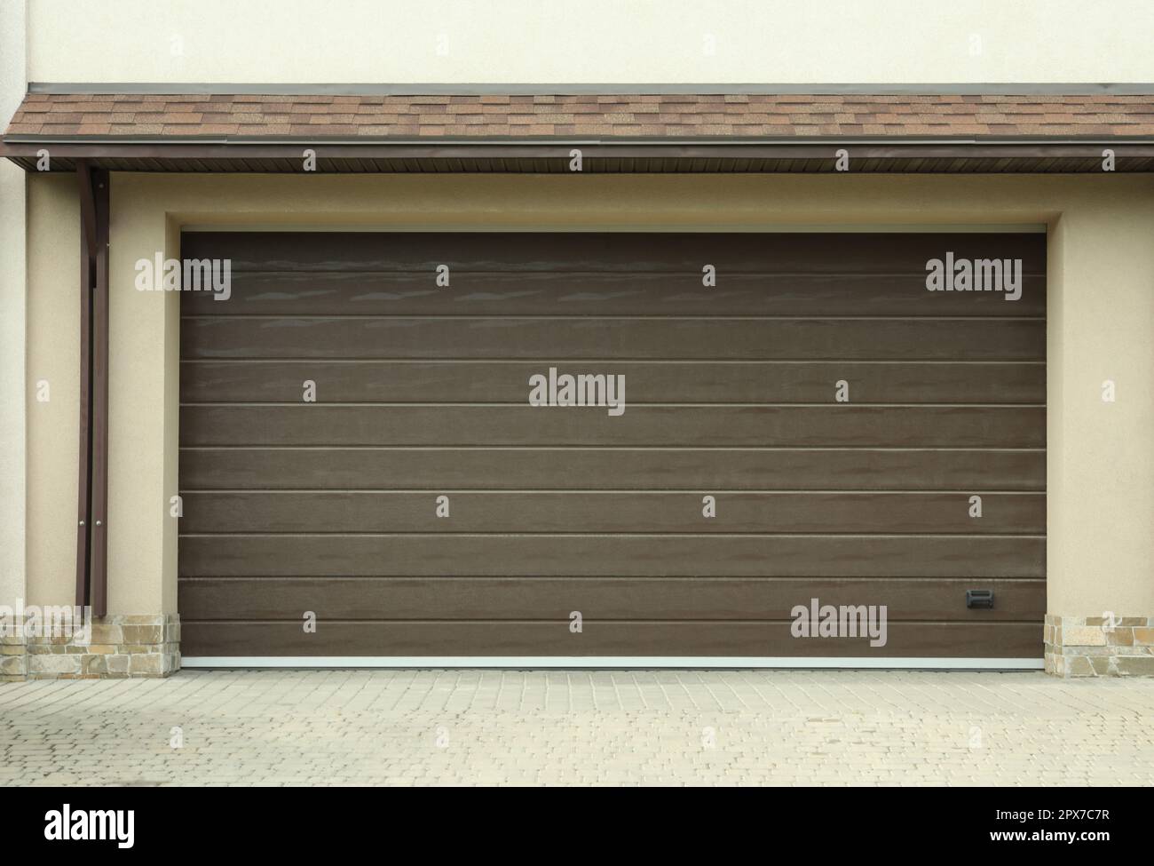 Struttura quadrata Grande chiusa doppia porta garage in legno luce giorno  Foto stock - Alamy