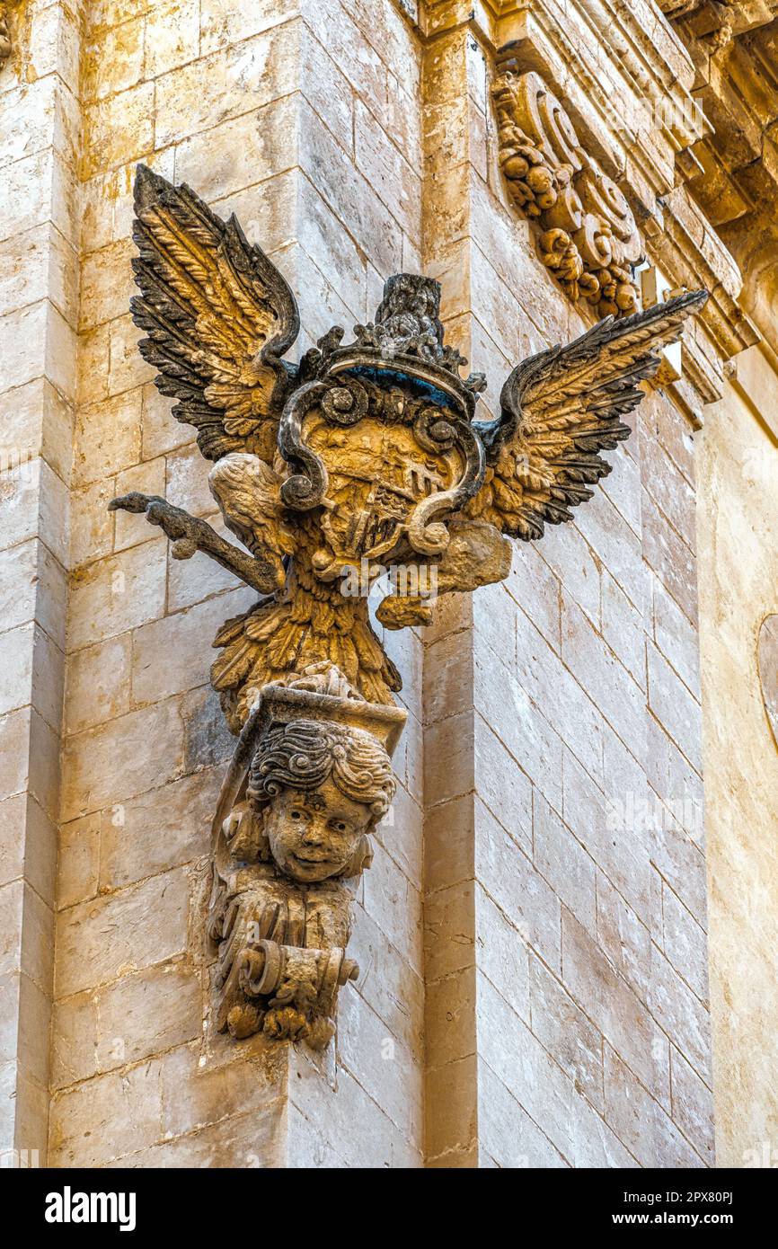 Agli angoli di Palazzo Trigona di Cannicarao si trovano grandi aquile con ali distese, simbolo della famiglia Trigona. Noto, Sicilia Foto Stock