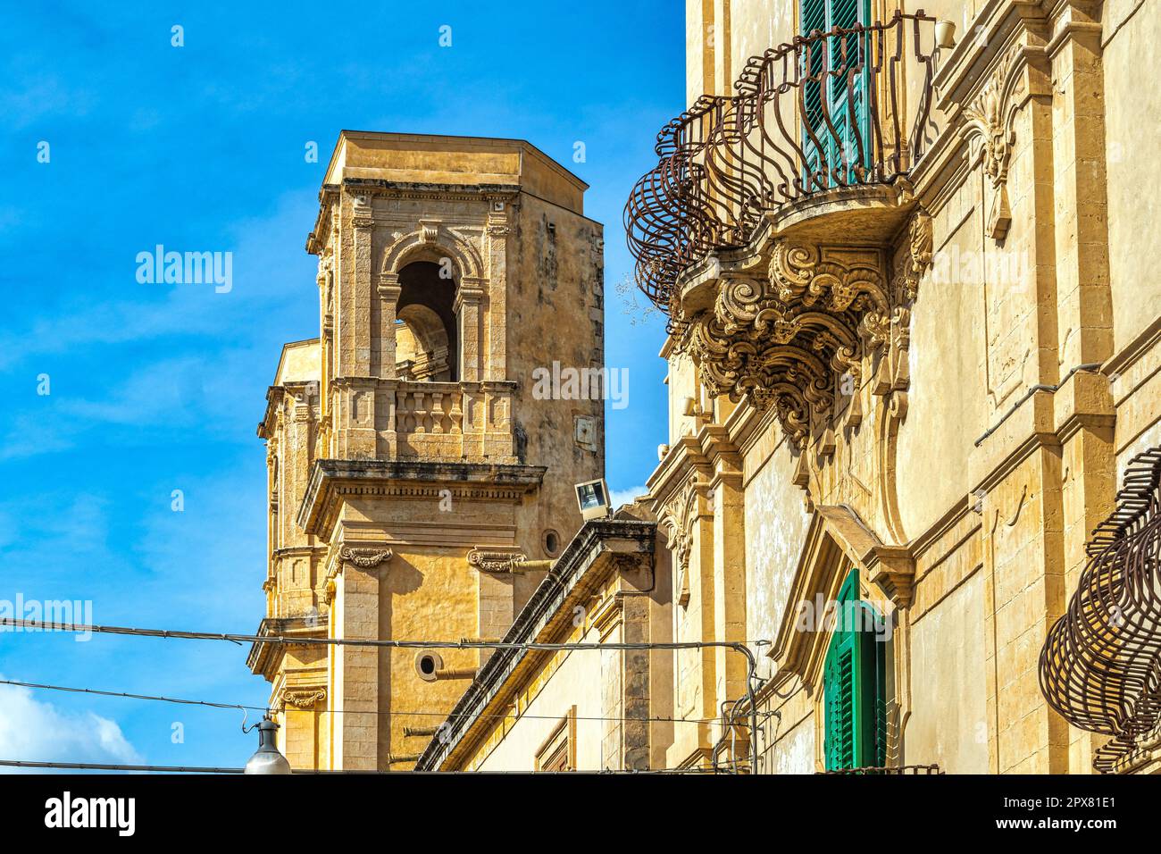 La Chiesa di Montevergini è costruita in cima a Via Nicolaci ed è caratterizzata dalla facciata concava con due campanili laterali. Noto, Sicilia Foto Stock