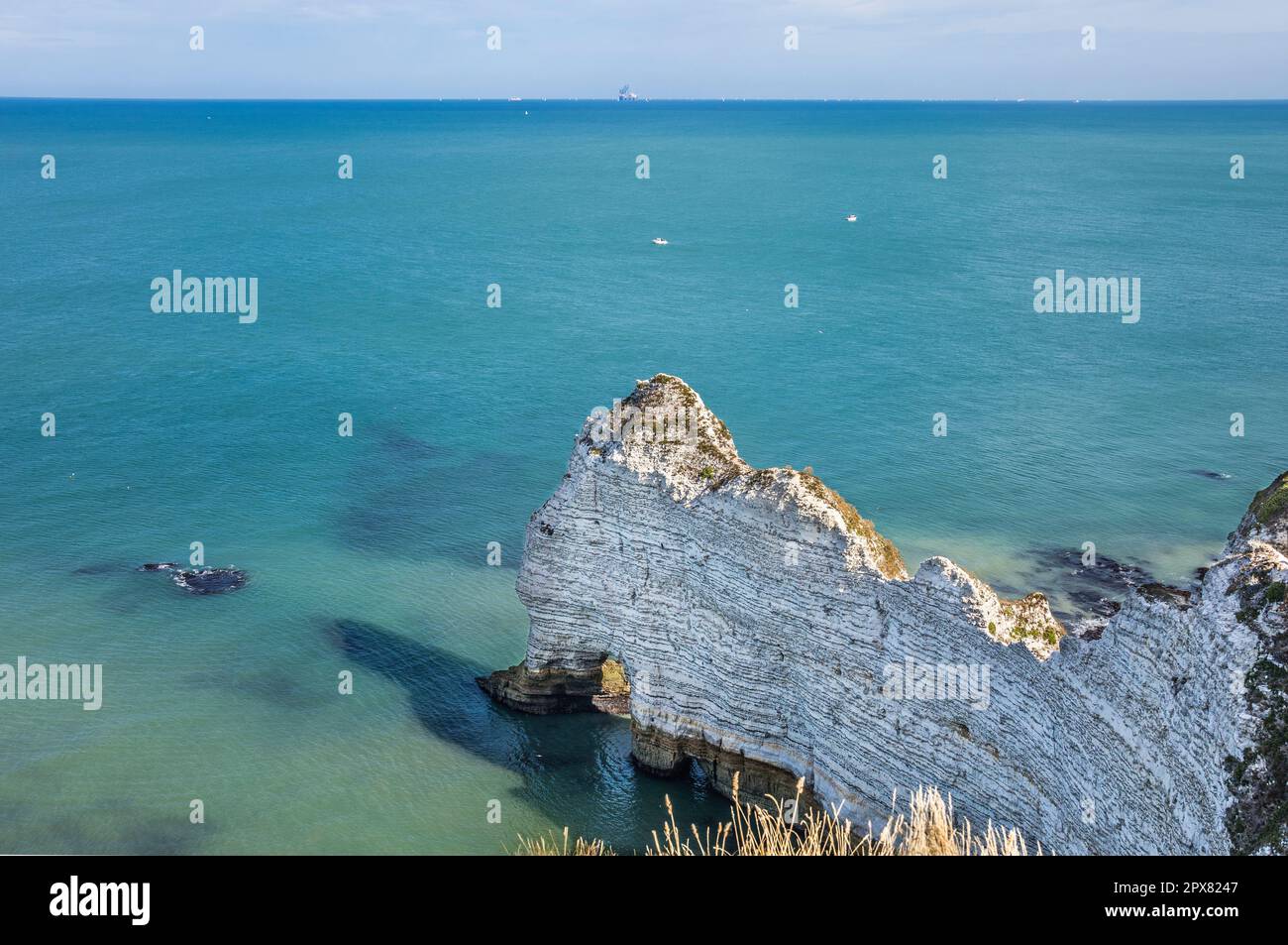 Falaise d'Amont, scogliera di gesso scenico sulla Côte d'Albâtre (Costa d'Alabastro) a Étretat, Seine-Maritime, Pays de Caux, Normandia, Francia Foto Stock