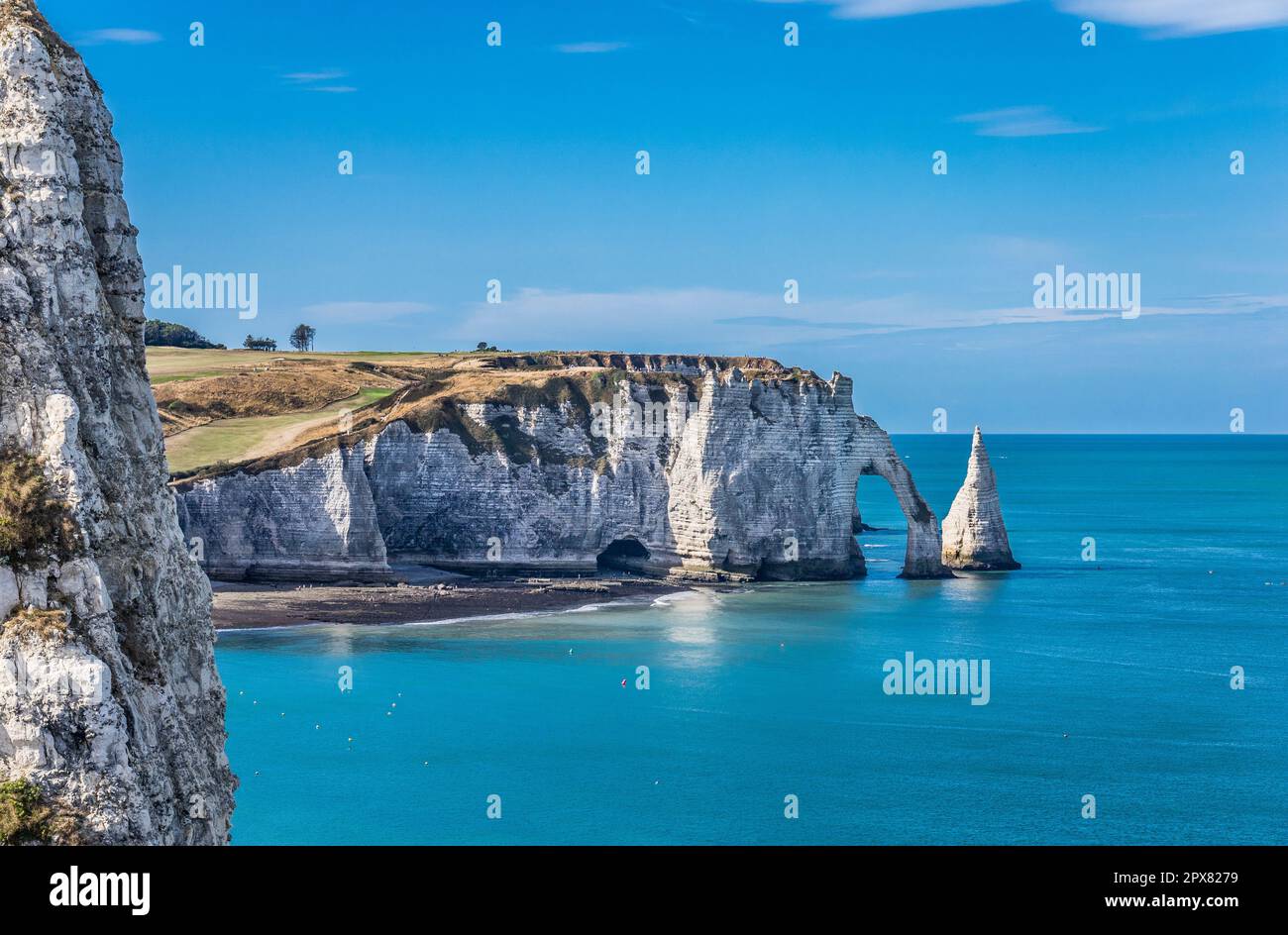 La scogliera di gesso alta 70m di Falaise d'Aval a Étretat sulla Côte d'Albâtre (Costa d'Alabastro) con l'arco naturale di Porte d'Aval e il prominente Foto Stock